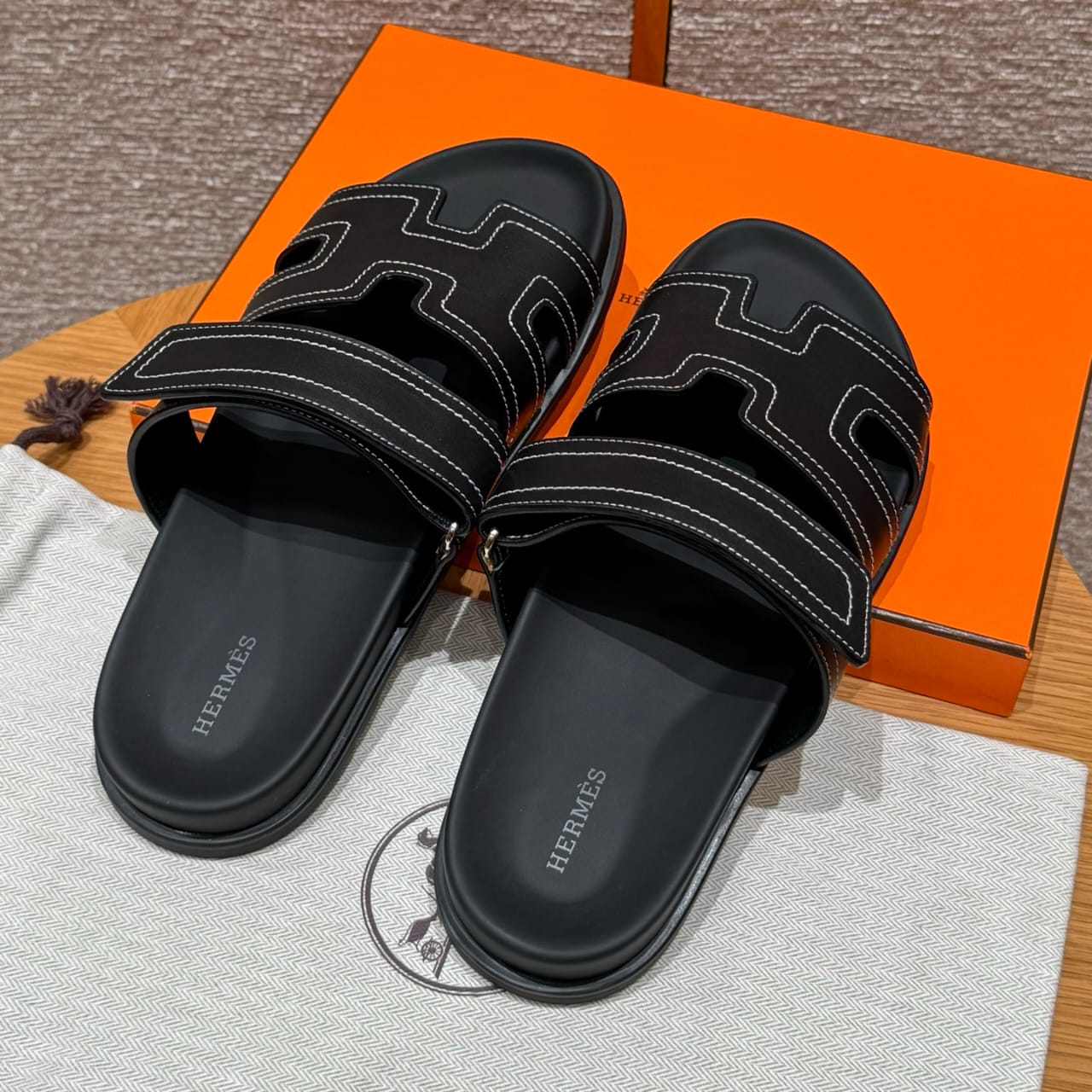 Sandalen Chypre Hermès Ébène Schwarz / Weiße Ziernaht