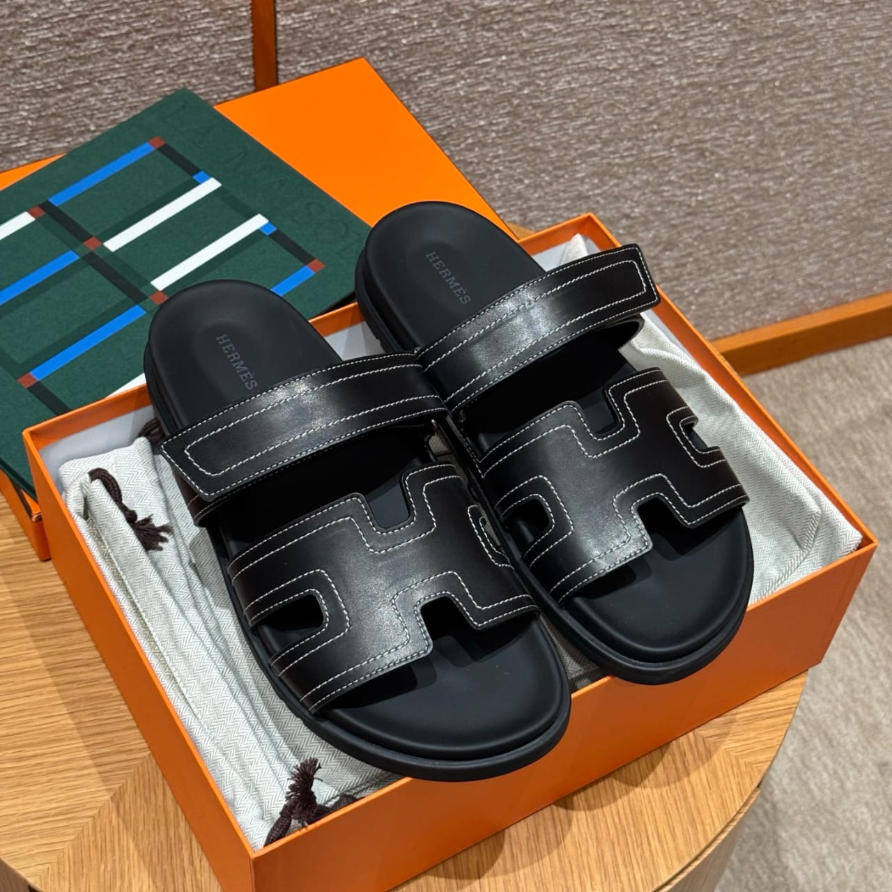 Sandalen Chypre Hermès Ébène Schwarz / Weiße Ziernaht