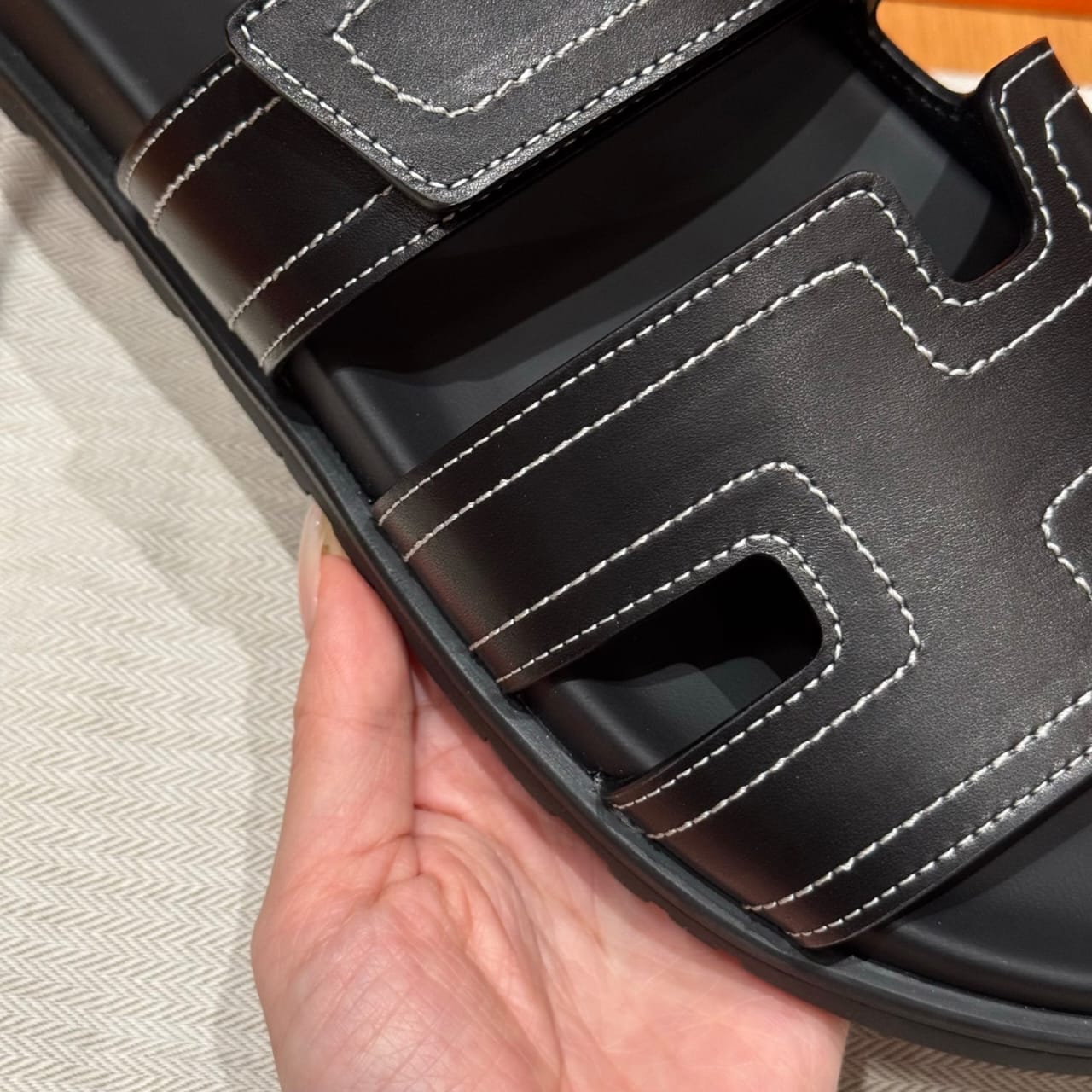 Sandalen Chypre Hermès Ébène Schwarz / Weiße Ziernaht