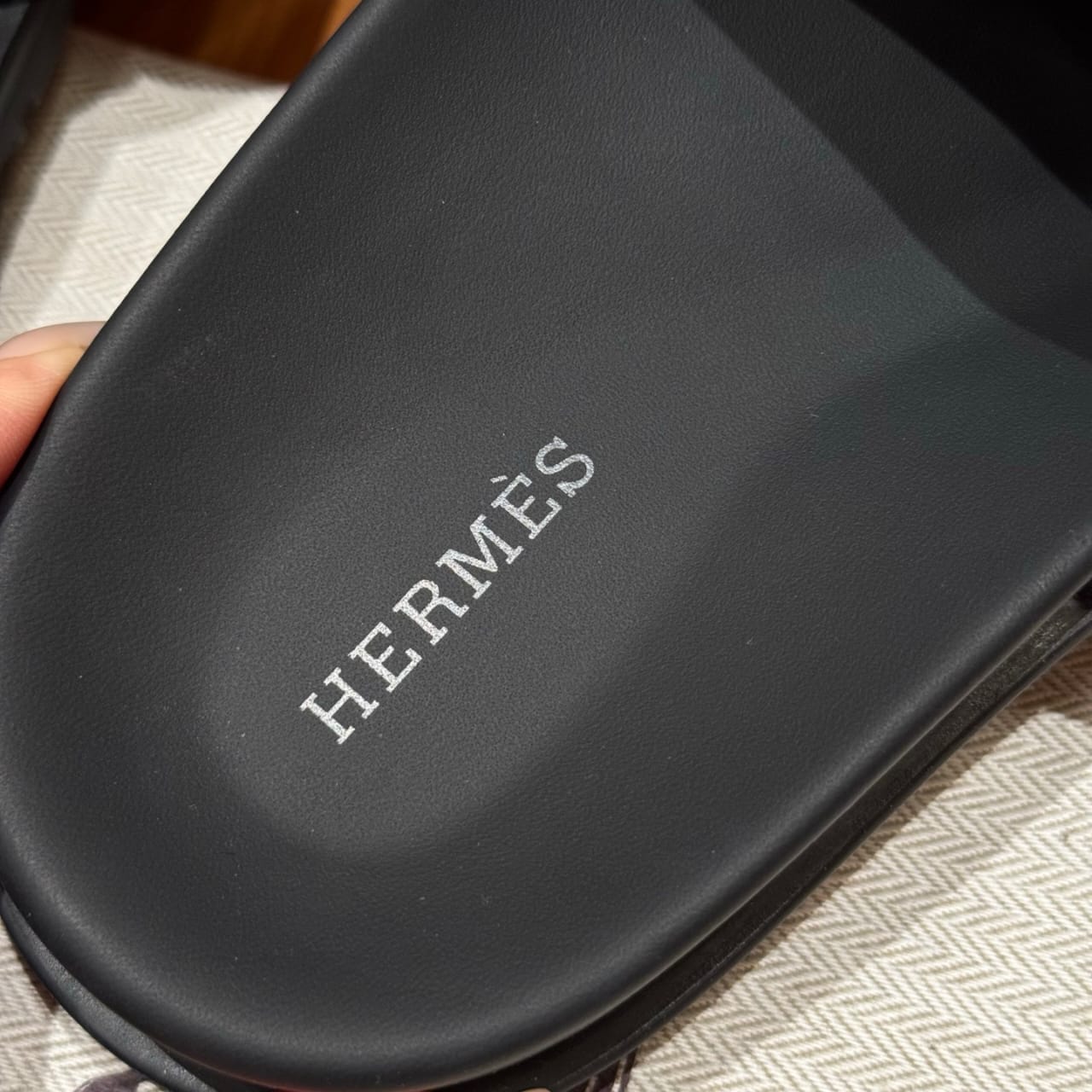 Sandalen Chypre Hermès Ébène Schwarz / Weiße Ziernaht